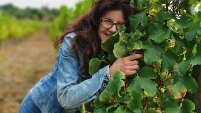 Julia Kemper hugging a vine