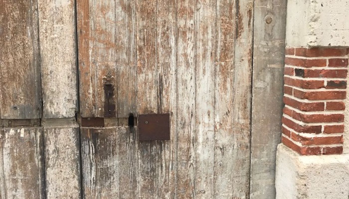 Door in a Mareuil-sur-Aÿ backstreet