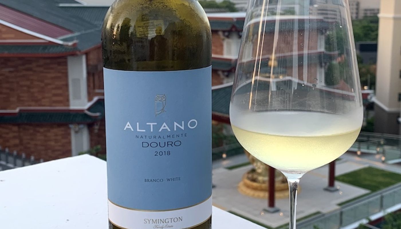 Altano Branco bottle shot with glass