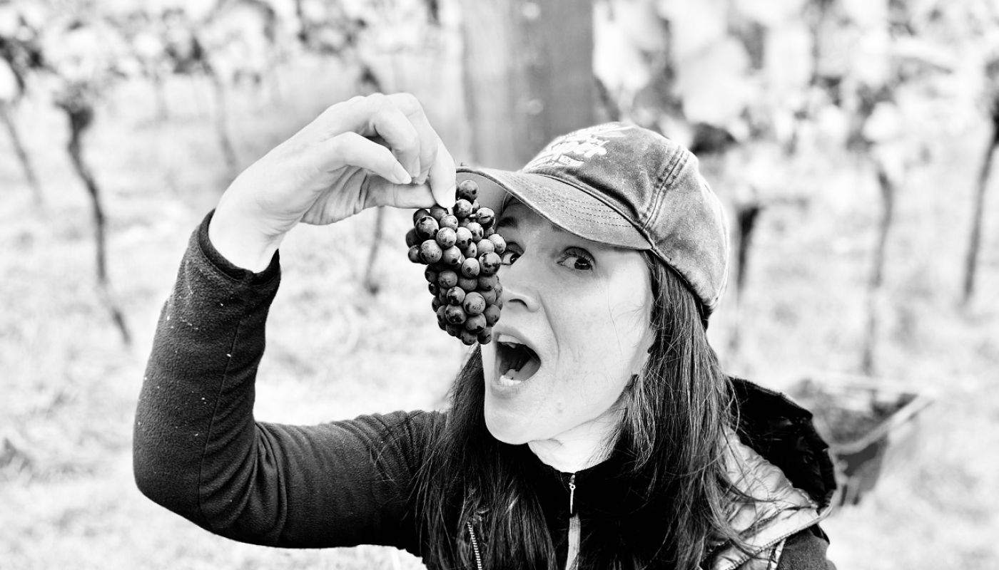 WWC21 de Gentile-Williams K - Karen eating old-vine Breaky Bottom Seyval grapes