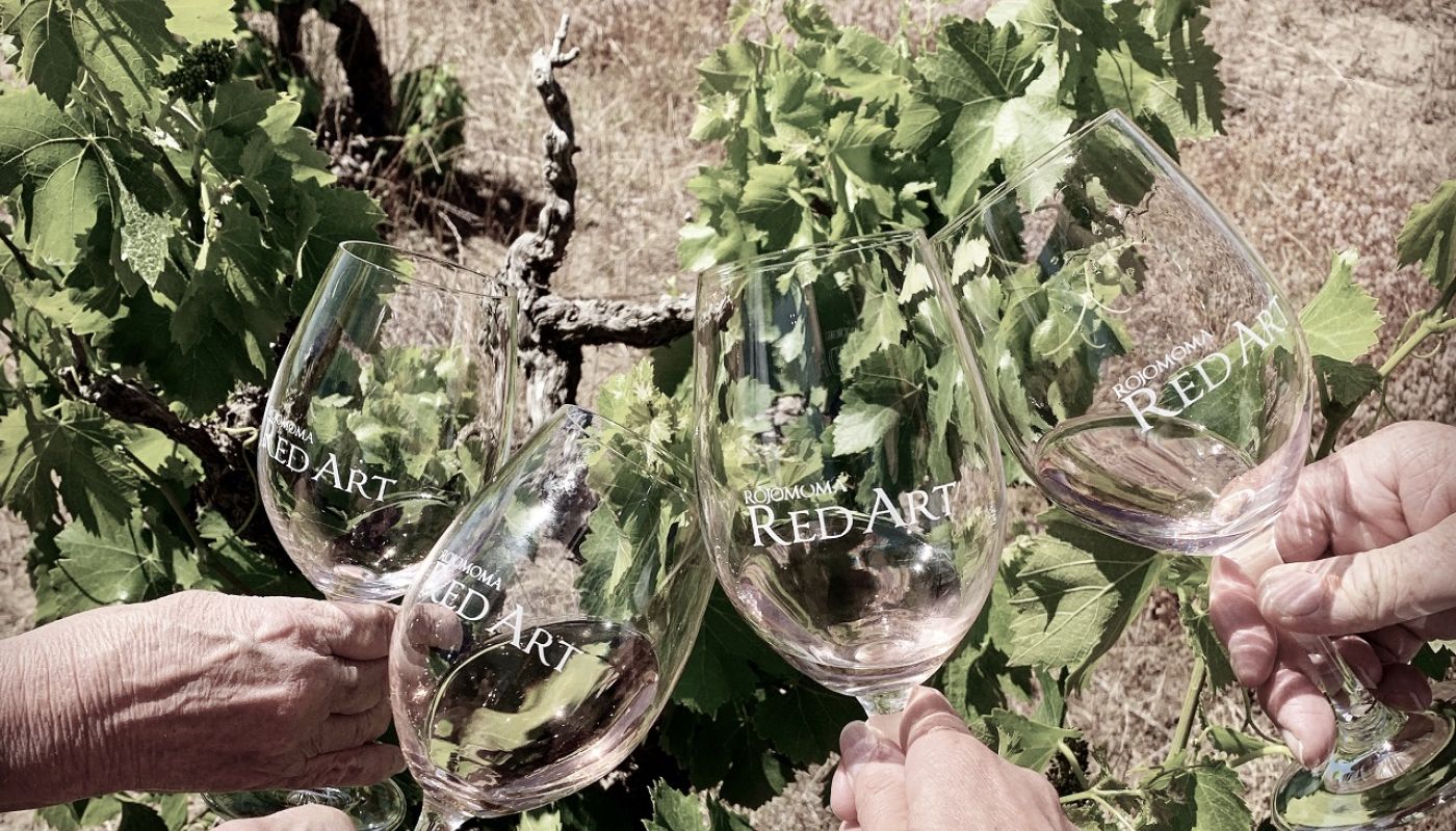 WWC21 Worrall M - Rojomoma Vineyard, cheers over Grenache