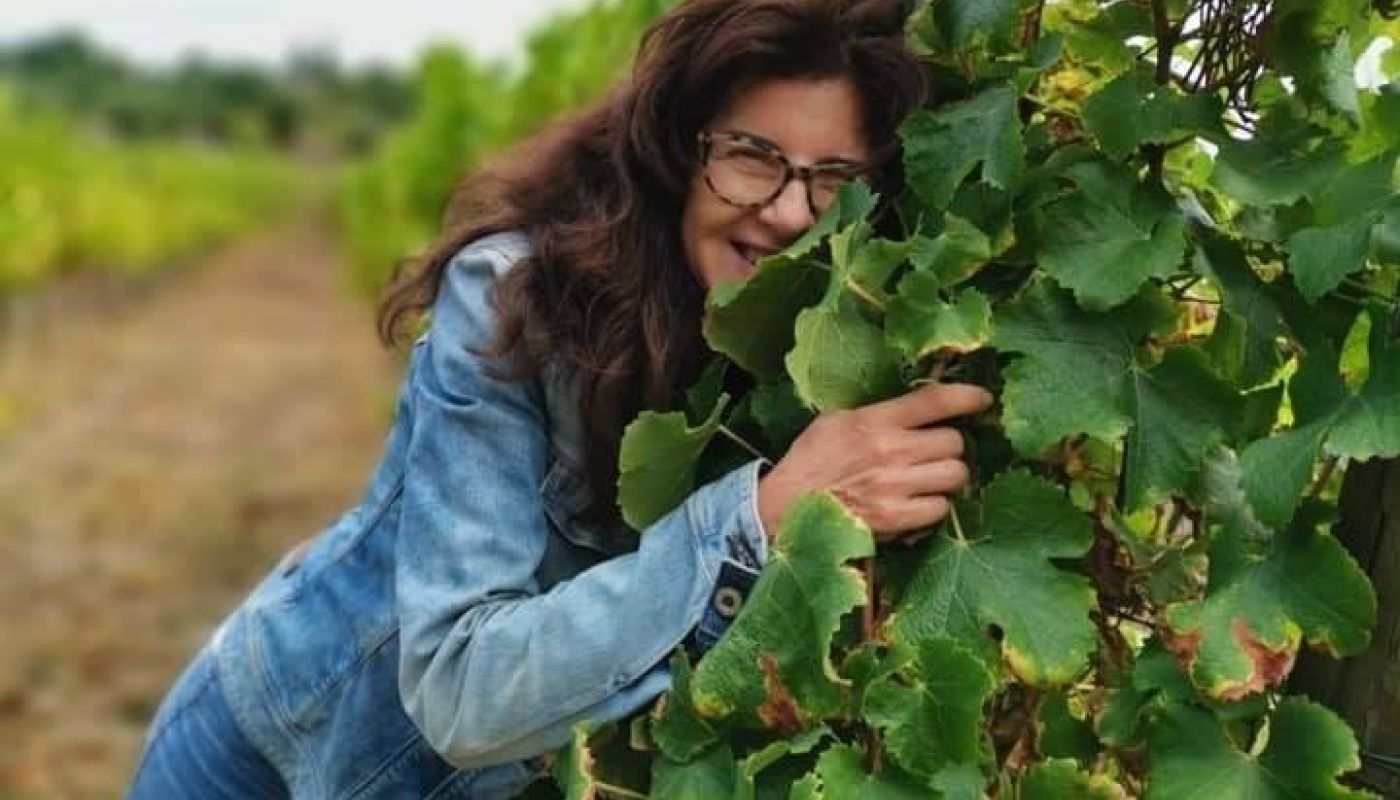 Julia Kemper hugging a vine