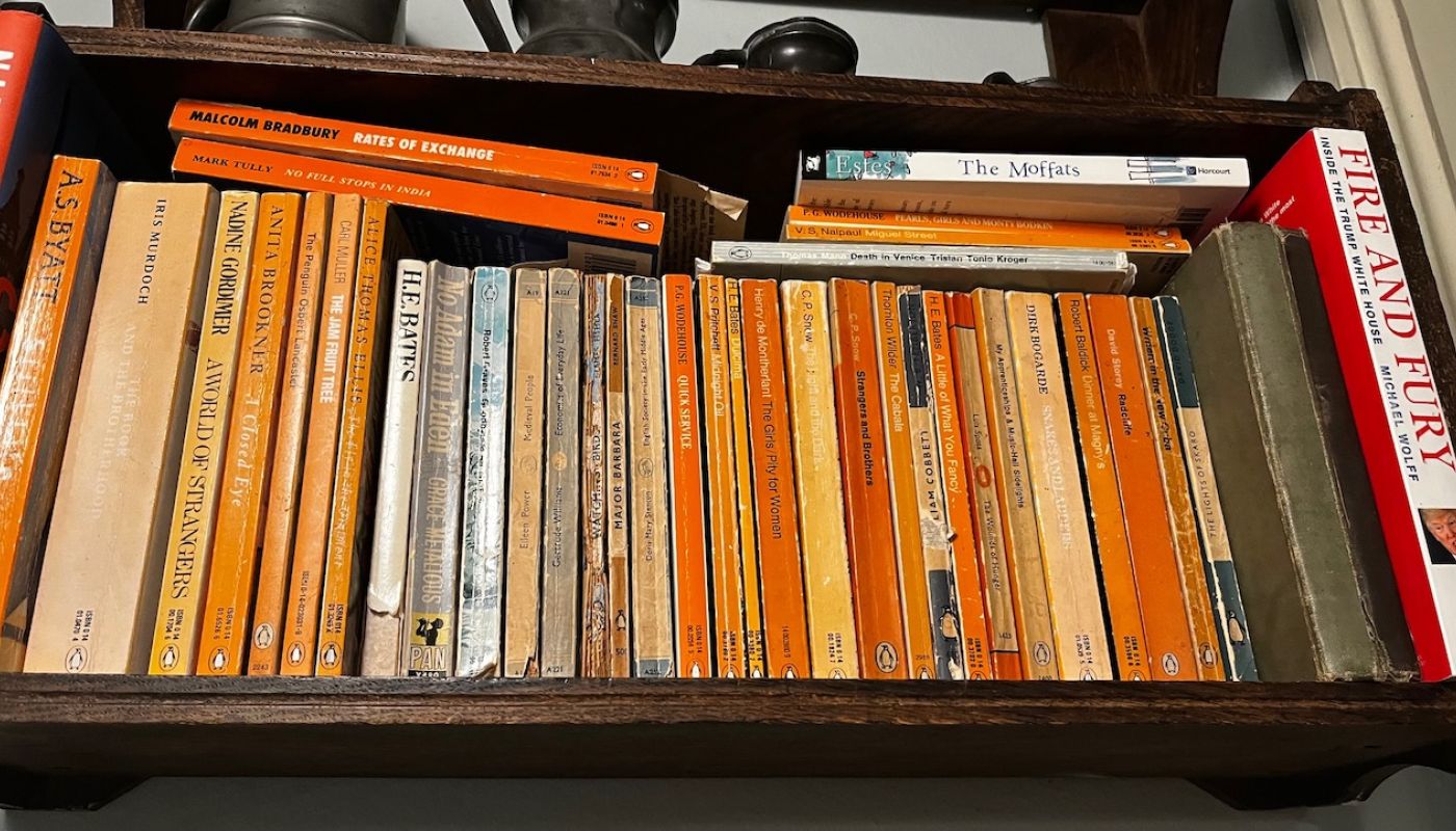 Bookshelf at The Drapers Arms