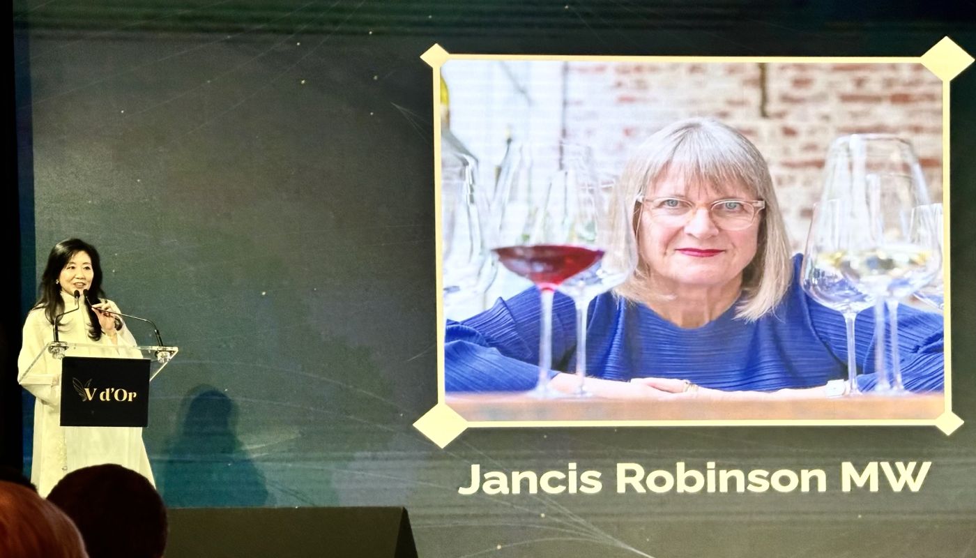 Jeannie Cho Lee accepts Lifetime Achievement Award on behalf of Jancis Robinson