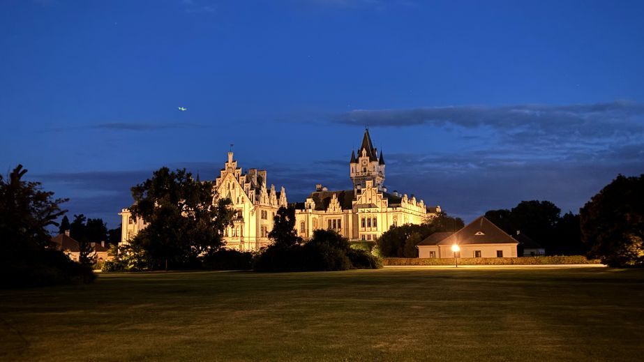 Schloss Grafenegg at night at the 2025 OTW Single Vineyard Summit