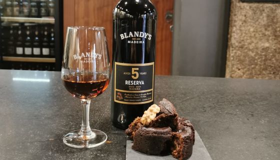 Bolo de mel and madeira wine
