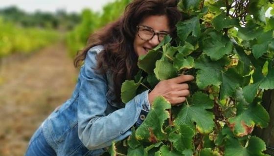 Julia Kemper hugging a vine