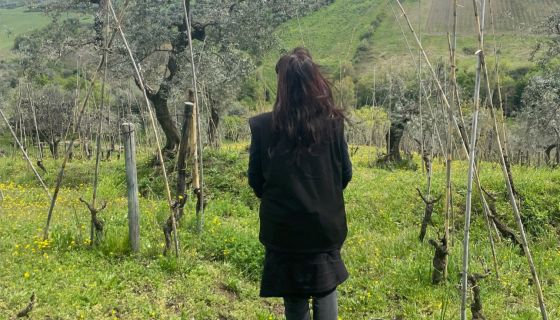 Photograph of Viviana Malafarina in a vineyard