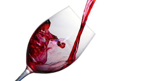 wine pour Image by Aline Ponce from Pixabay