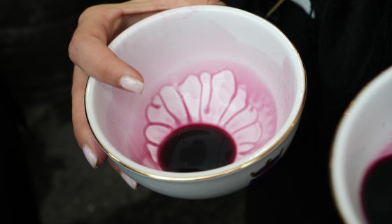Follo Redonda wine in porcelain cup