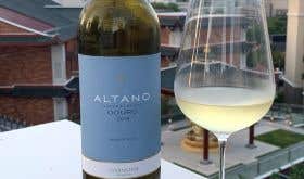 Altano Branco bottle shot with glass