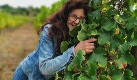 Julia Kemper hugging a vine