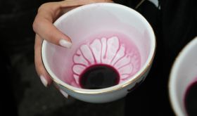 Follo Redonda wine in porcelain cup