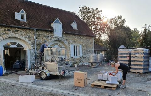 Mobile bottling line at Dom d'Audaux in south west France