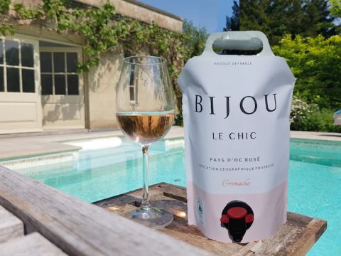 Bijou Le Chic pouch of Languedoc rose wine
