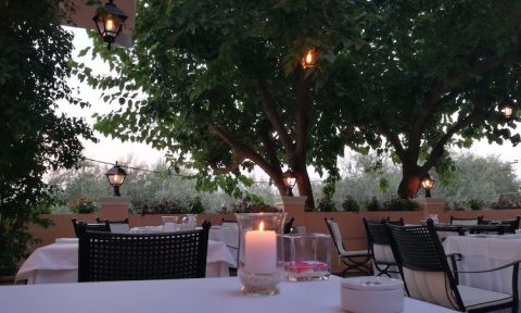 Etrusco restaurant on Corfu at the beginning of service