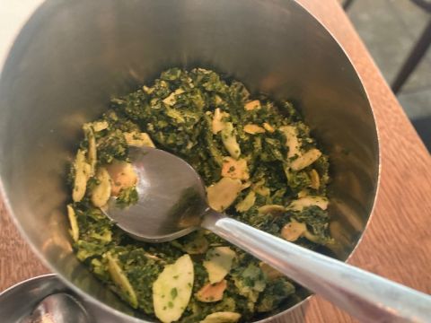 Spinach and almond snack