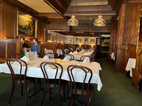 Jake's Crawfish interior