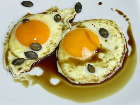 Eggs fried in pumpkin-seed oil