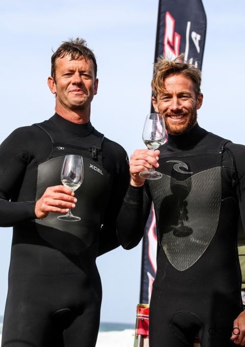 Friendly competition at the Vintners Surf Classic – Johann Reyneke and Pieter ‘Spookie’ Walser from Blankbottle wines. Image: Reyneke