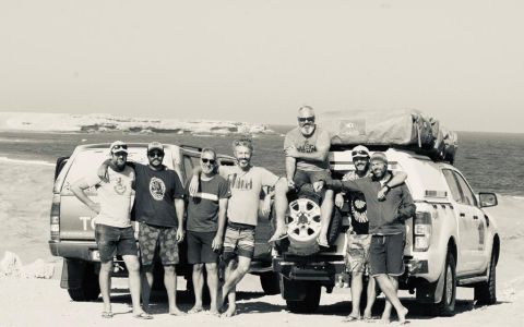 Surf winos on the road. Savage in the centre, Sadie far right, AA Badenhorst sitting on the tire. Image: Duncan Savage