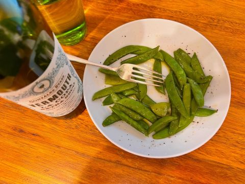 Sugar snap peas and La Copa Extra Seco vermouth