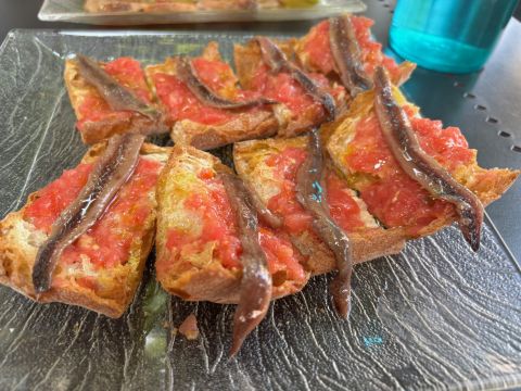 Pan y tomate with anchovies