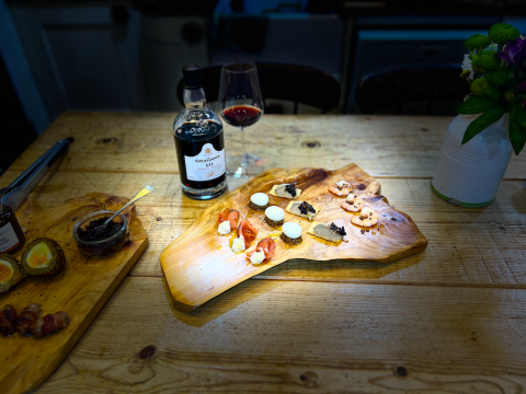 Smoked salmon, prawns, quails' eggs, pâté