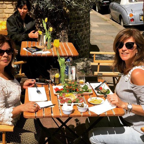 Mari diners in sunshine from their website