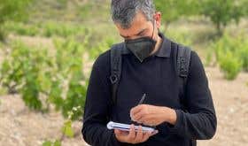 Ferran Centelles in Jumilla with mask and notebook